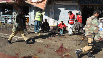 Egy oltóközpont előtt robbantottak Pakisztánban