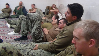 Irán foglyul ejtett tíz lúzer amerikai haditengerészt, a hadsereg megbüntette őket