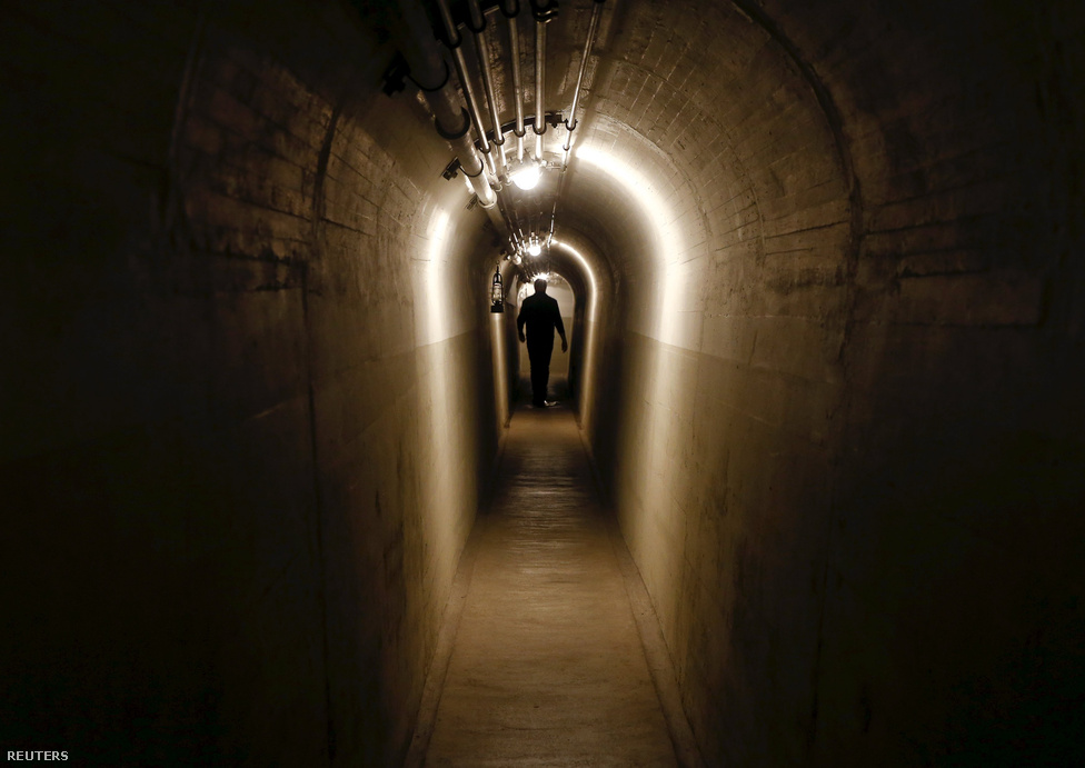 Faulensee-ben két tüzérségi bunker közt ilyen földalatti folyosón közlekedhettek a katonák. Egy bunker helyőrsége nagyjából 100 és 600 ember közt mozgott, a nagyobb bunkereknek saját kórházuk vagy péküzemük is volt. 
