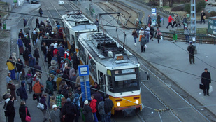 Összeverekedtek az utasok a BKV-ellenőrökkel a 28-as villamoson