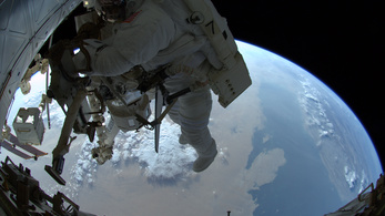 A NASA lefújta az űrsétát, mert víz került az egyik űrhajós szkafanderébe
