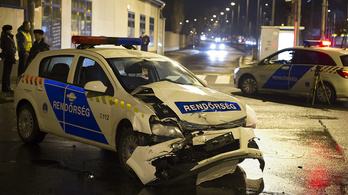 Szirénázó rendőrautó ütközött Budapesten