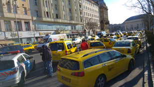 Lezárták a taxisok a Bajcsy-Zsilinszky utat