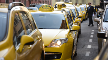 Taxisok: Csütörtökön megint lezárunk egy sávot a Deákon