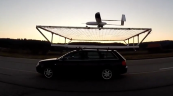 A drón, ami le tud szállni mozgó autóra