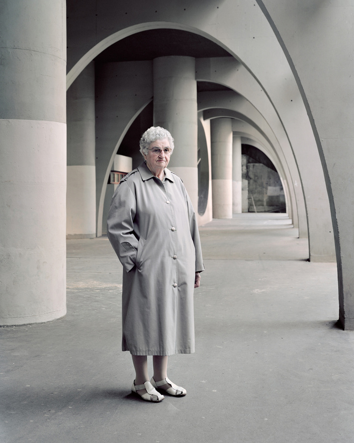 Ivry-sur-Seines jellegzetes modernista árkádsora, a Renée Gailhoustet tervei alapján 1966-1973 között felhúzott Cité Spinoza. A 81 éves Denise portréjával Kronental ismét azt a pillanatot akarta elkapni, amikor a vasbetonba fagy az idő, és a néző elsőre nem is tudja eldönteni, hogy 1925-ből, 1975-ből vagy 2025-ből lát-e épp egy nagyvárosi életképet.