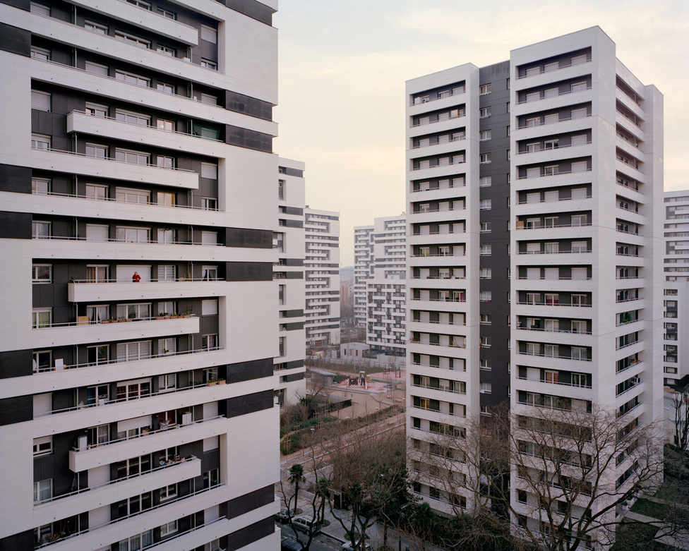 A 73 éves Nicole a Párizs XIX. kerületében felhúzott, óriási Jenga-tornyokra emlékeztető Cité Curial toronyházak egyikéből szemléli a várost ezen a 2015-ös fotón. A lakótelep André N. Coquet, Henri Auffret és D. Auger tervei alapján épült fel, 1968 és 1969 között.