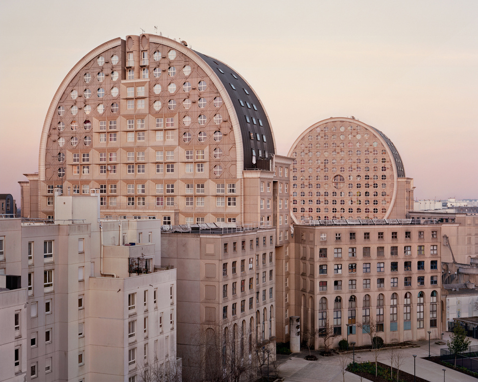 A Le Palais d’Abraxas-hoz hasonlóan a Párizstól keletre fekvő Noisy-le-Grand városában található a Pablo Picasso téri épületsor, amit Picasso Arénáiként is emelgetnek. Jellegzetes, körcikk alakú ikerházai miatt ez is egy fontos modernista alkotás. Bár Ricardo Bofill hatása tagadhatatlan, ezeket az épületeket már Manolo Nunez tervezte, és 1984-re készültek el. A fotó 2015-ös.