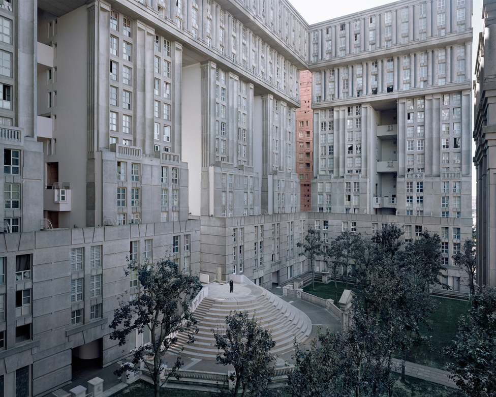 A falanszterszerű Le Palais d’Abraxas betonpalota egyszerre idézi fel az antik oszlopcsarnokokat és az art deco felhőkarcolókat, nem csoda, hogy a hollywoodi filmeseknek is bejött a látvány: itt forgatták le az utolsó Az éhezők viadala-mozifilm városi jeleneteit, amikor a felkelők a Capitoliumban kommandózva akarják megölni Panem diktátorát. A 88 éves Joseph ezen a képen a grandiózus lépcsősor tetején áll.