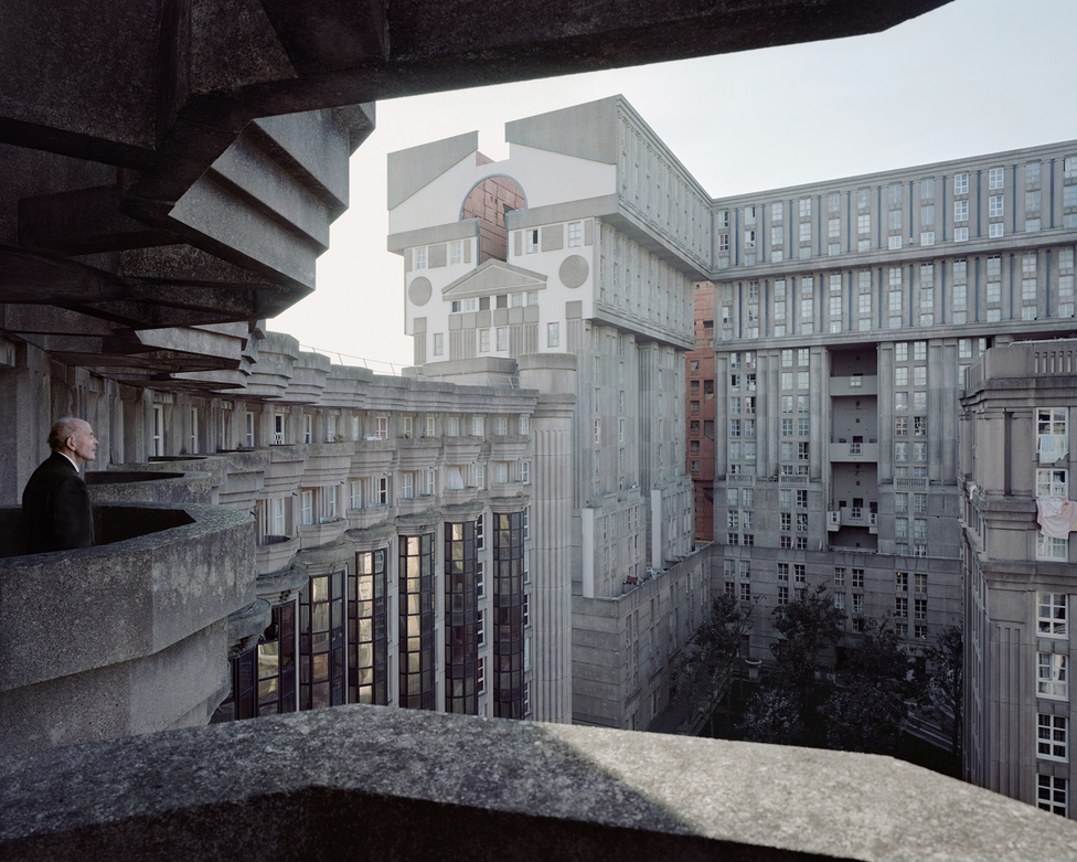 Ezen a 2014-es képen a 88 éves Joseph szemléli elmélyülten a katalán sztárépítész, Ricardo Bofill franciaországi korszakából származó posztmodern lakóházát, az 1978 és 1982 között épült Le Palais d’Abraxast, a Párizs melletti Noisy-le-Grandben.