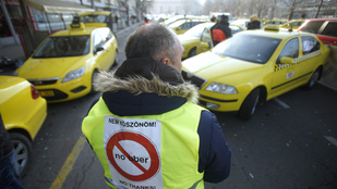 Párizsban a repterek elzárásával sztrájkolnak a taxisok az Uber ellen