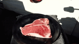 Ez történik, ha olvadt rezet önt egy steakre