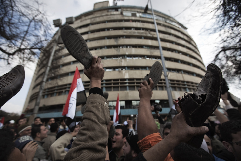 Az elnök február 10-én ismét beszédet mondott, mindenki azt várta, lemond. Ehelyett a hatalmat alelnökére ruházta át, szeptemberre új választásokat, valamint hat alkotmánymódosítás beterjesztését ígérte. Megemlítette a szükségállapot eltörlését is. Mivel a még mindig több százezres tömeg a lemondására számított, a tüntetések Egyiptom szerte folytatódtak. Másnap cipőjüket levéve, azt a magasba emelve követelték a lemondását.