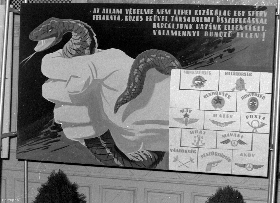 A 1961-es propagandaplakát szerint hazánk közös ellenségei a bűnözők voltak, kígyóként ábrázolták őket. A felsorolt szervek közül néhány még ma is létezik. Ez a kép egy akkori bűnügyi kiállítás képei közt szerepelt. 