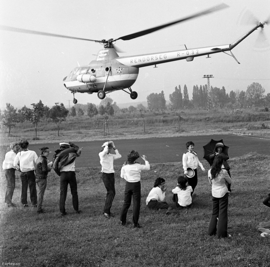 1974 szeptemberében egy tiszai vízirendészetnél készített fotóriportot Csattos Pál, amikor megérkezett ez a rendőrségi helikopter, és repültek a tányérsapkák. 