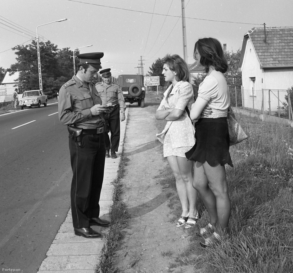 1974 júliusában a Balatonon készítette ezt a fotót Csattos Pál rendőrségi fotós. Azt nem tudni, a lányok mi járatban voltak, örömlányként vagy csak nyaralóként igazoltatták-e őket az út szélén.