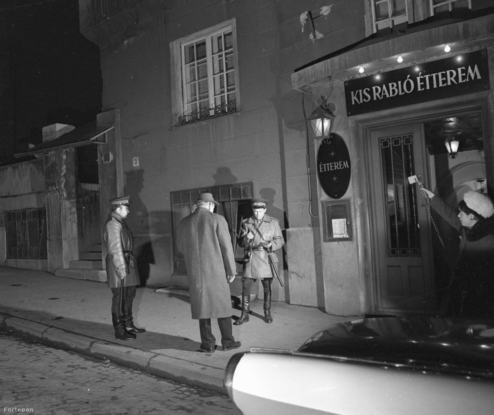 A Kis Rabló étterem a XI. kerületben, a Zenta utca 3-ban működött, nemrég végleg bezárt. 1969 márciusában Rédei Ferenc örökítette meg az URH járőrök intézkedését. 