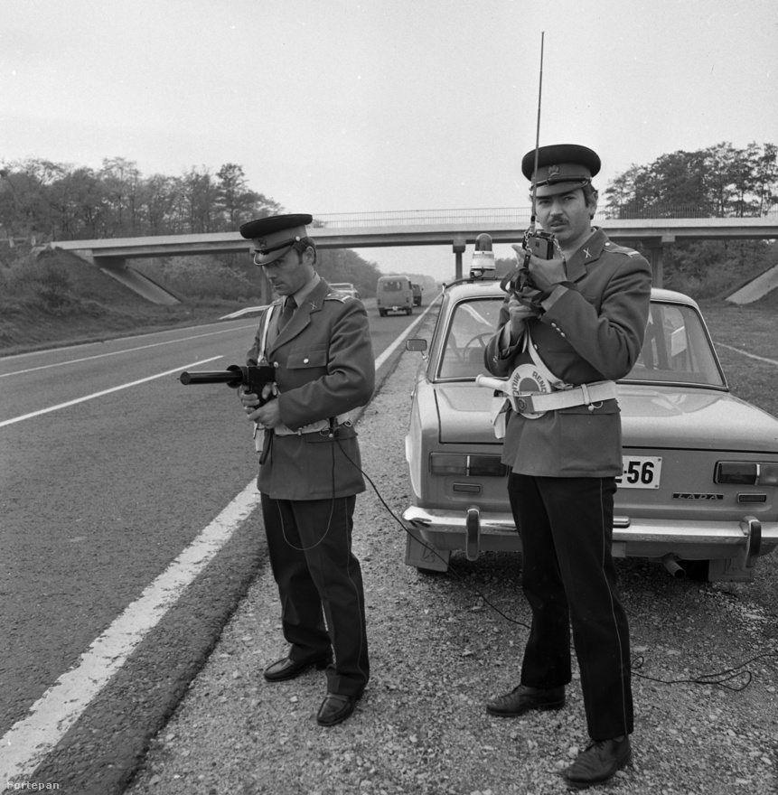 Állj vagy lövök! 1982-ben így traffipaxoltak az autópályán Ladával. Ki gondolta volna, hogy a sebességkorlátot már akkor is kellett mérni, amikor az átlag autók maximum sebessége körülbelül 90 km/h volt. 