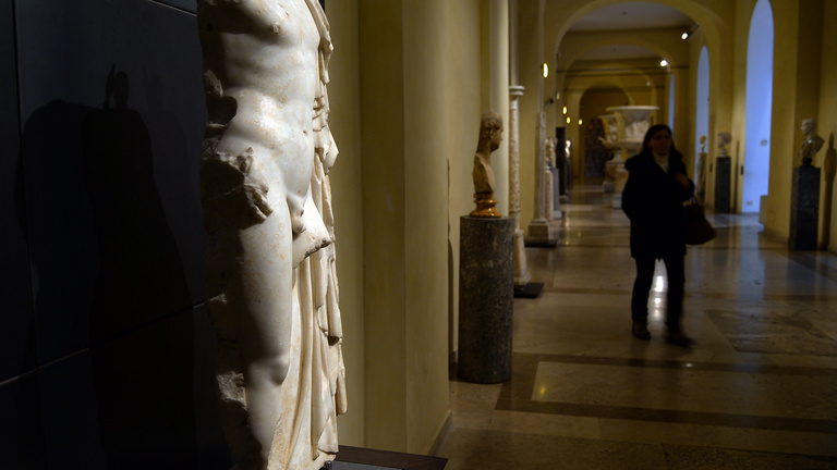 Letakarták a meztelen ókori szobrokat Rómában az iráni elnök miatt