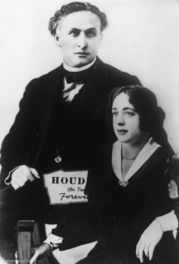 Houdini és felesége, Bess, aki egyben a színpadi segítője is volt. A pár New York híres vidámparkjában, a mutatványosokkal teli Coney Islanden ismerkedett meg, de annyira, hogy három héttel később össze is házasodtak. A nőt szigorú katolikus szellemben nevelő anyja ezután évekig nem beszélt velük, meggyőződése szerint Houdini valójában nem más volt, mint maga az ördög. A bűvészmesterség francia klasszikusa, Jean-Eugen Robert-Houdin neve után műsoruknak „A Houdinik” címet adták. A repertoáron ugyan már kezdetben is szerepelt néhány bűvészmutatvány, de ekkor inkább még “mulatságos jeleneteket” adtak elő: Harry, a kártyák királya, Harry, a mexikói vadember, Harry, aki megeszi a ketrecébe bedobott cigarettacsikkeket.