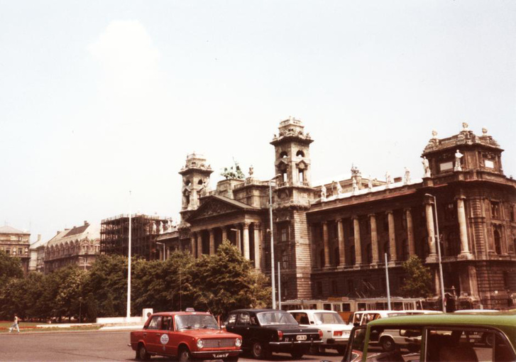 1984-ben a Kossuth téren a Néprajzi Múzeum és a Parlament között se a gyalogos turistáknak állt a zászló.