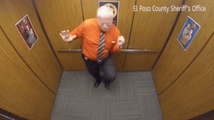 A seriffhelyettes liftes táncát soha nem fogja elfelejteni