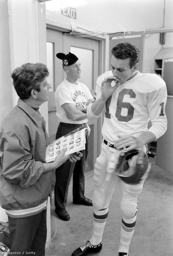 Max McGee mellett is volt bőven legendás alak az első Super Bowlon, például a láncdohányos Chiefs-irányító, Len Dawson, aki a meccs előtt, de a meccs szünetében is alig tudta lerakni a cigarettát. 1967-ben, az első Super Bowlt ugyan elvesztette, de amikor legközelebb a döntőbe jutott, már nyert. Akkor pedig jobb dolgot szorongatott a meccs után, mint egy cigarettát, ugyanis telefonon maga Nixon elnök gratulált Dawsonnak. Az irányító mellett A Kalapácsnak becézett Fred Williamson is közkedvelt alakja volt a Chiefsnek – a védő a karjával mért hatalmas ütésekről kapta becenevét, a Super Bowlban viszont nem alkotott maradandót. Később több harcművészeti ágban is fekete övet szerzett, majd az amerikaifutballal felhagyva színészkedni kezdett: játszott többek között a Mash-ben, számos fekete akciófilmben (melyeknek egy részét maga rendezte), de az Alkonyattól pirkadatigban és a 2004-es Starsky és Hutchban is benne volt.