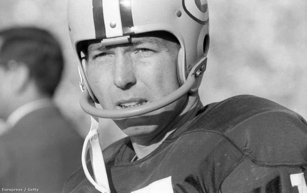 Bart Starrnál, a Packers irányítójánál nem nagyon volt nagyobb kaliberű amerikaifutball-játékos a 60-as években. Starr vezetésével a Packers ötször lett NFL-bajnok 1961 és 1967 között, vele nyerték meg az első két Super Bowlt, ráadásul mindkét mérkőzésen Starrt választották a mérkőzés legértékesebb játékosának. Amellett, hogy később bekerült a Hírességek Csarnokába és a Packers visszavonultatta a 15-ös mezszámát, az NFL-ben külön díjat is elneveztek róla: a Bart Starr-díjat minden évben egy, a viselkedésével példát mutató játékos kapja.