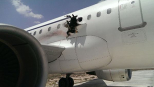 Robbanás ütött lyukat egy repülőgép oldalán Szomáliában