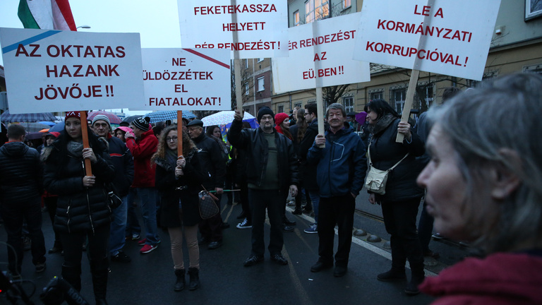 Hosszú sorokban vonulnak a tiltakozó tanárok Miskolcon, tüntetnek Budapesten is - élőben az Indexen