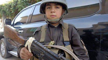 Lelőtték a kisfiút, aki a tálibok ellen harcolt Afganisztánban