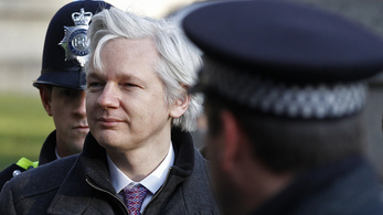 Assange feladhatja magát a briteknél