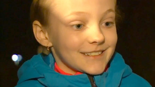 Rendőri biztatásra ugrott ki a lángoló házból a 9 éves kislány