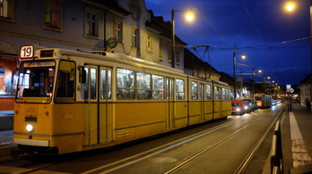 Cipőkanállal rakták be a Bécsi útra a fonódó villamost