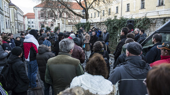A vörösiszapperben hozott ítélet miatt tüntettek Veszprémben