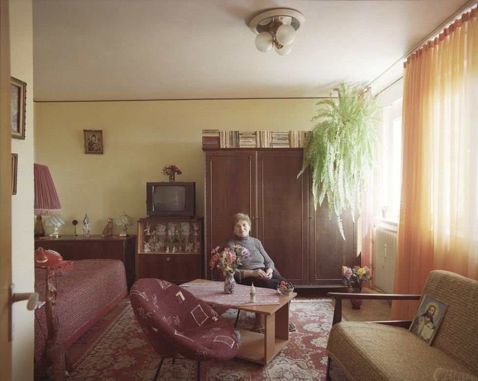 A fotósorozat ötlete akkor született meg, amikor Gîrbovant egyszer megkérte az alatta lakó nő, hogy szereljen meg nála egy ajtót. A fotósnak elállt a szava, amikor meglátta belülről a lakást, annyira különbözött az övétől. A tér ugyanaz volt, de amivel a lakója megtöltötte, mégis teljesen mássá tette. 
                        A kilencedik emeleten lakó Bita asszony nyugdíjas. 1967 óta lakik itt, 1996 óta egymagában.  Érdemes megfigyelni a könyvei sajátos elrendezését a szekrény tetején. A szokatlan megoldás a fotósnak is szemet szúrt, rá is kérdezett a miértjére. Azt a választ kapta, hogy hát így nem dőlnek el.