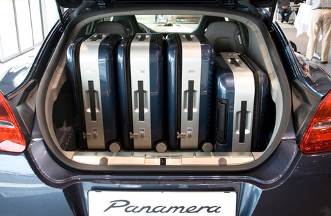 Ahhoz képest, mekkora a Panamera, nem nagy a 445 literes csomagtér, négy bőrönd azért így is ebelefér