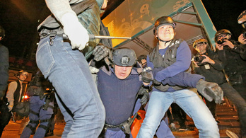 Zavargás tört ki Hongkongban, rendőrök csaptak össze tüntetőkkel