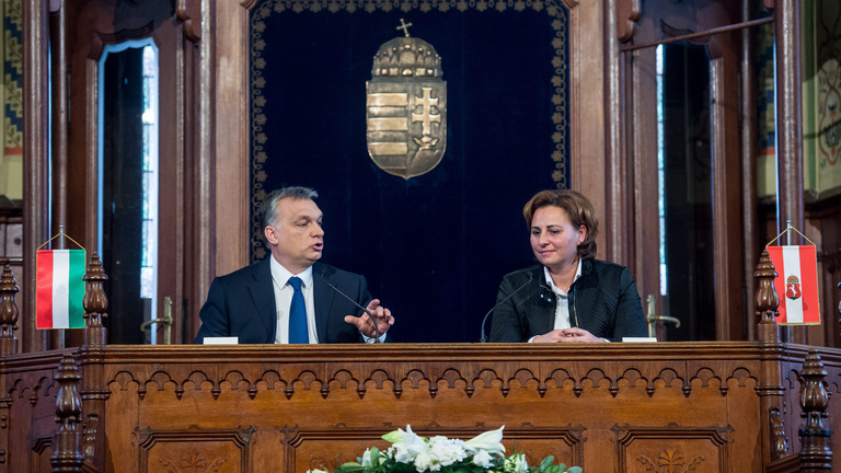 Orbán pénzosztás közben rájött, hogy egy ketrecharcos