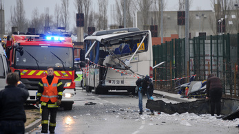 Hat gyerek meghalt, amikor építési törmelék zuhant az iskolabuszukra
