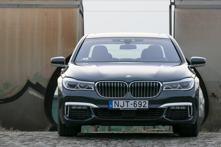 A csipás szem után az orrlyukkal egybenőtt fényszóró az új BMW-dizájn