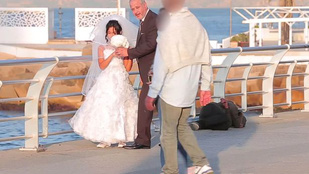 Kikészültek a járókelők az öreg férjjel pózoló 12 éves menyasszonytól