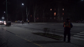 Ősszel már talán rendőri kíséret nélkül is átmehet a zebrán Dunaújvárosban