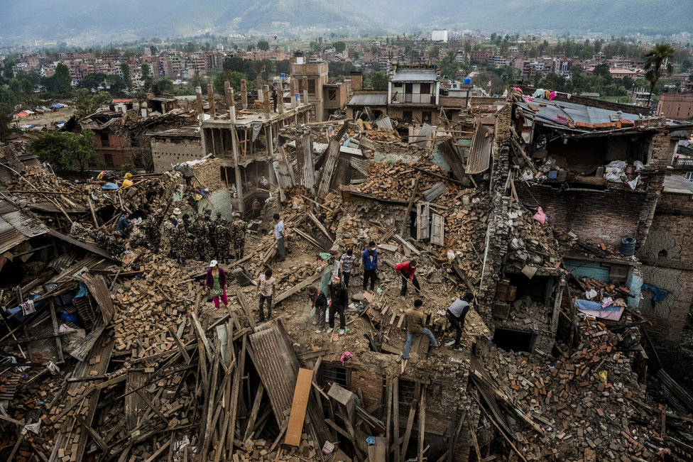 Hír kategória 3. hely (sorozat) Túlélők után kutatnak a romok között az áprilisi Nepáli földrengés után.