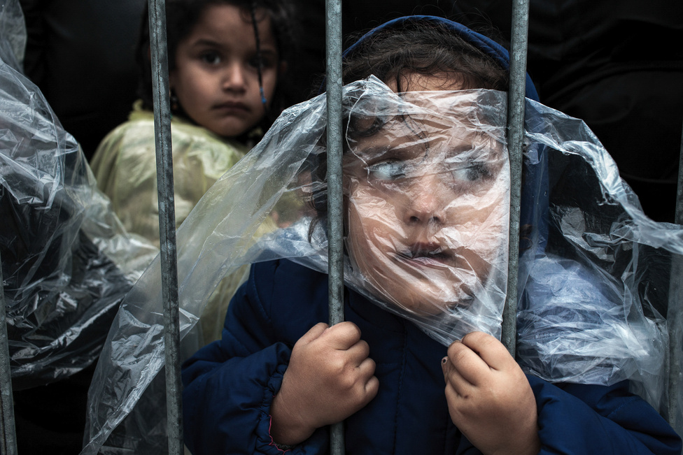 Emberek a hírekben - 1. hely Menekült kislány várakozik a regisztráció előtt Presevóban
