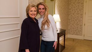 Találtunk egy fotót, amin Britney Spears és Hillary Clinton egymásnak örül
