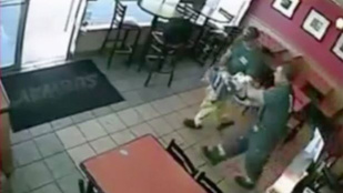 Videó: Megszülte a gyerekét egy gyorsétterem vécéjében, aztán hazament