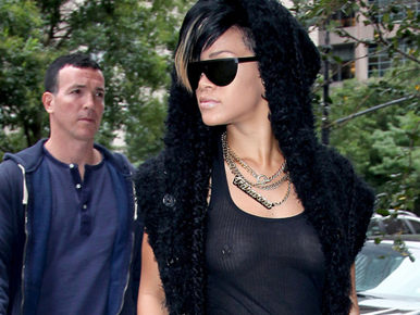 Rihanna megsétáltatta mellbimbópiercingjét Manhattanben
