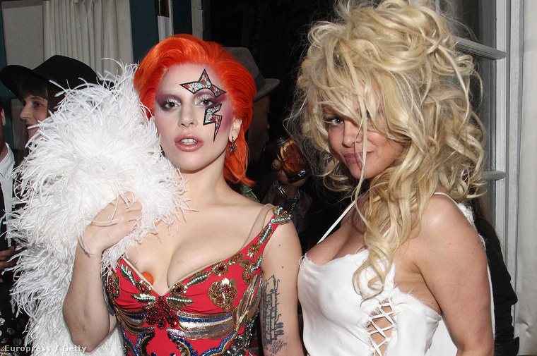 Kedd hajnal: Lady Gaga a Grammy-kiosztó után Mark Ronsonnál afterpartyzik Pamela Andersonnal