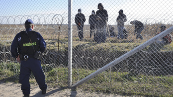 Kilométereken át néztek farkasszemet a menekültek a katonákkal a kerítésnél